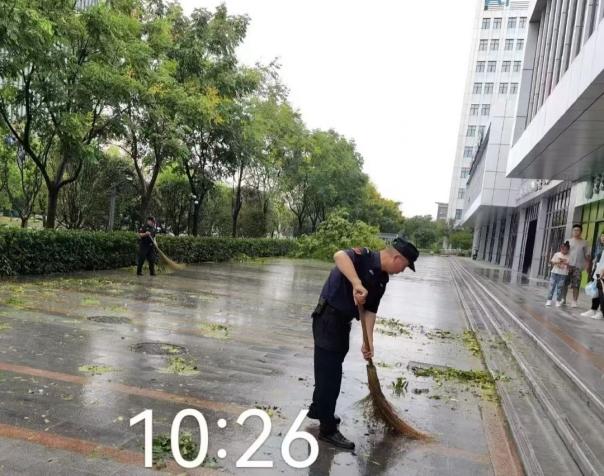 C:/Users/BA/Desktop/风雨过后南京保安迅速行动，恢复安“宁”面貌/5.jpg5